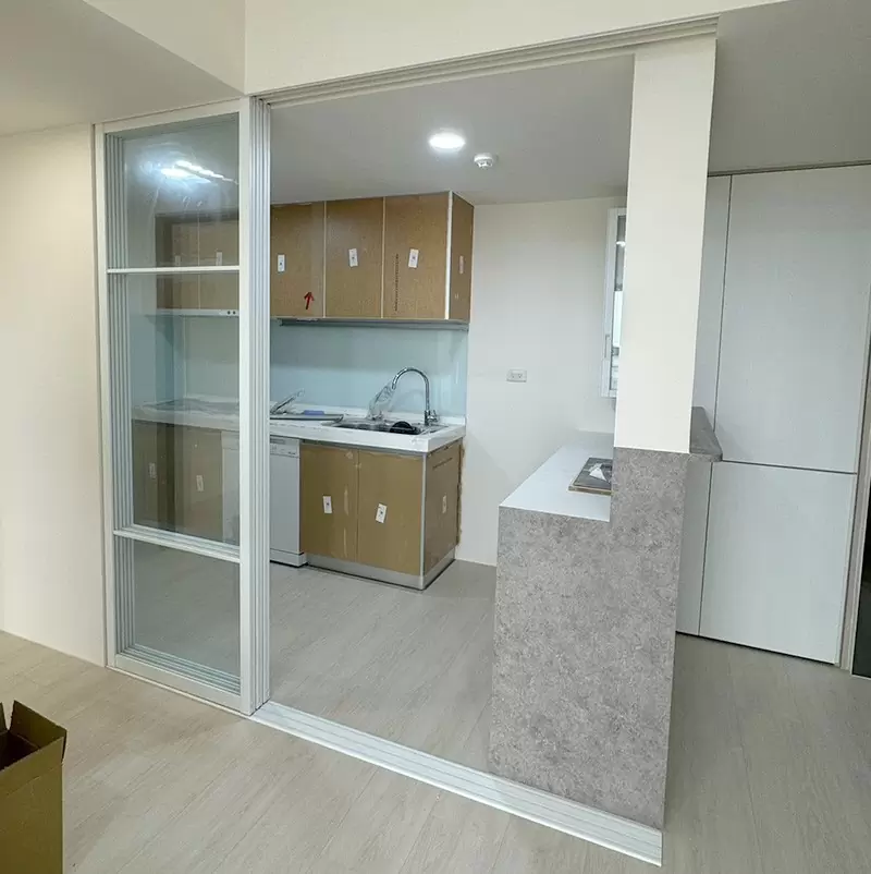 廚房隔間，軌道拉門