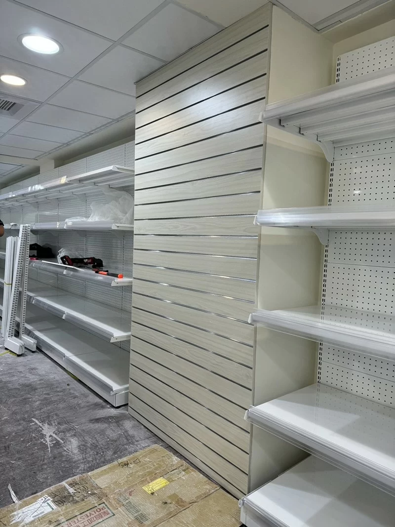 賣場槽板牆-原木色槽板