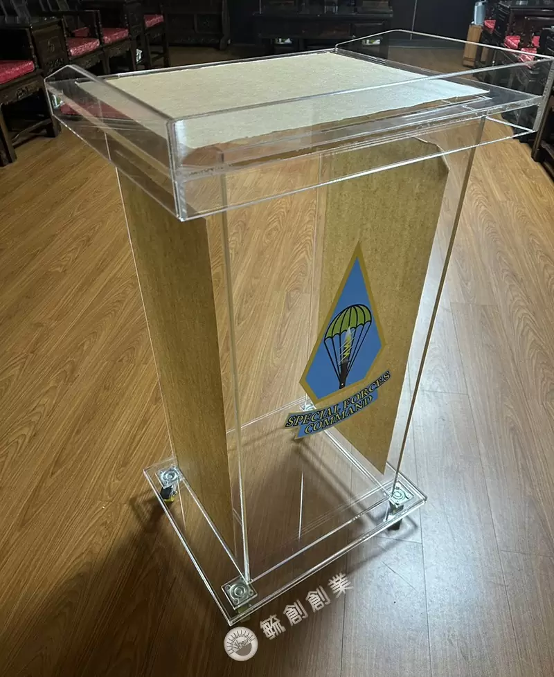 水晶壓克力講桌-陸軍旅徽logo講台