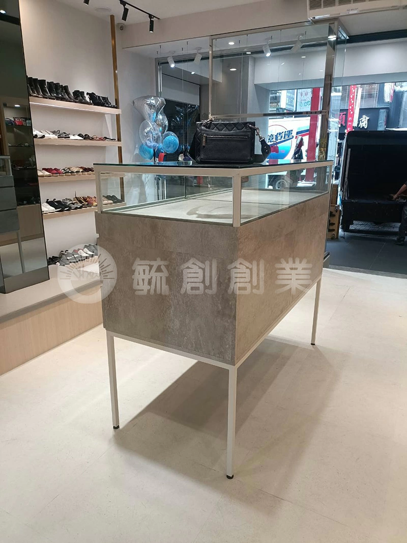 proimages/1玻璃櫃/玻璃珠寶櫃-清水模 (2)-jpg.webp