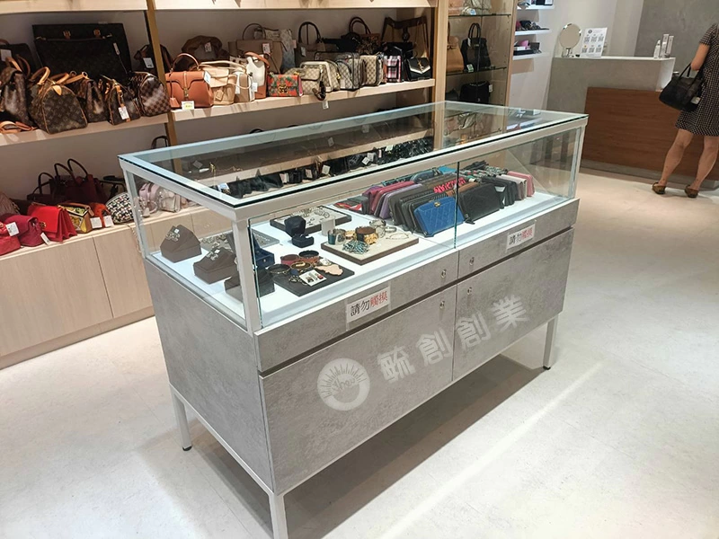 proimages/1玻璃櫃/玻璃珠寶櫃-清水模 (3)-jpg.webp