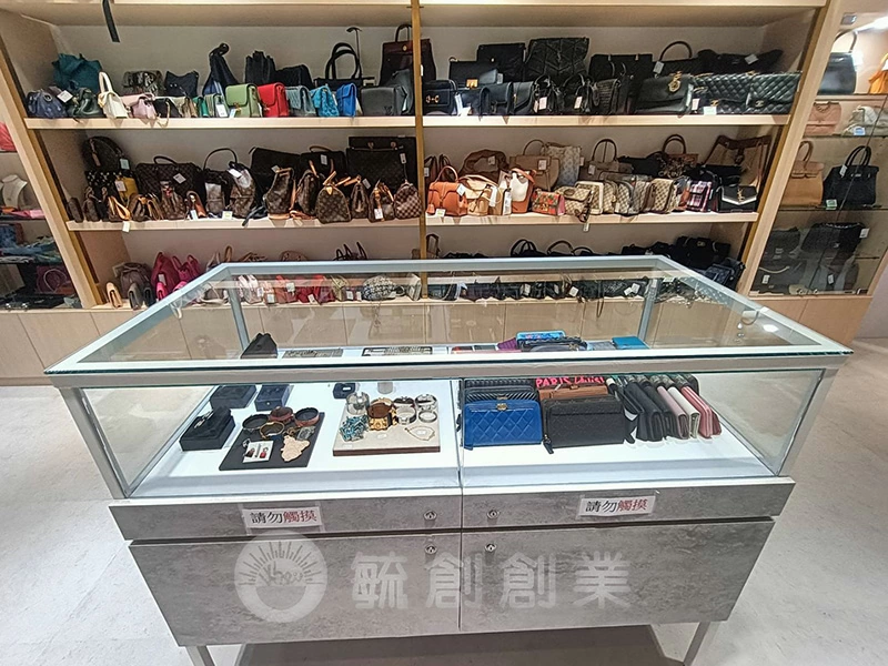 proimages/1玻璃櫃/玻璃珠寶櫃-清水模 (4)-jpg.webp