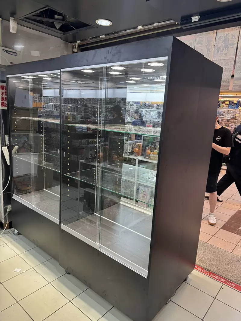 台北地下街-玻璃展示櫃