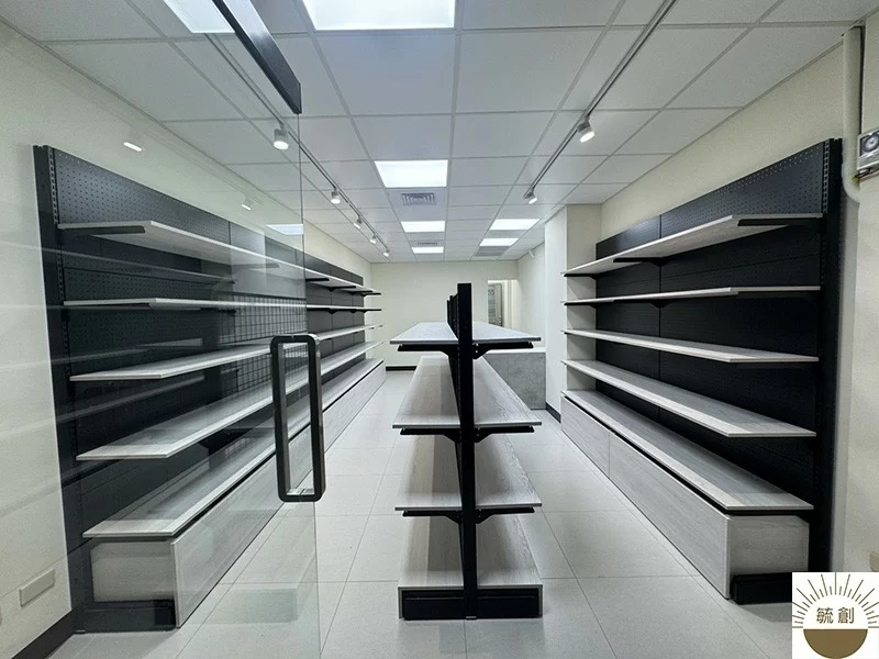 玩具店洞洞板展示架，L型水泥灰櫃台