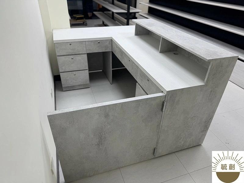 玩具店洞洞板展示架，L型水泥灰櫃台