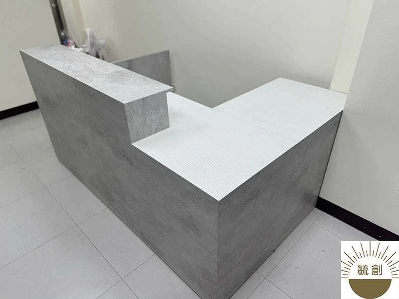 玩具店洞洞板展示架，L型水泥灰櫃台