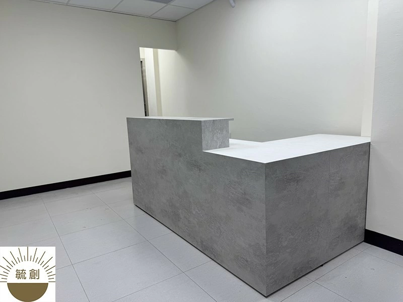 玩具店洞洞板展示架，L型水泥灰櫃台