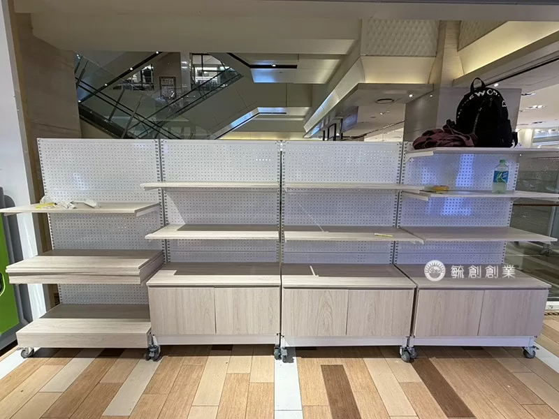 百貨公司進櫃-洞洞板展示架