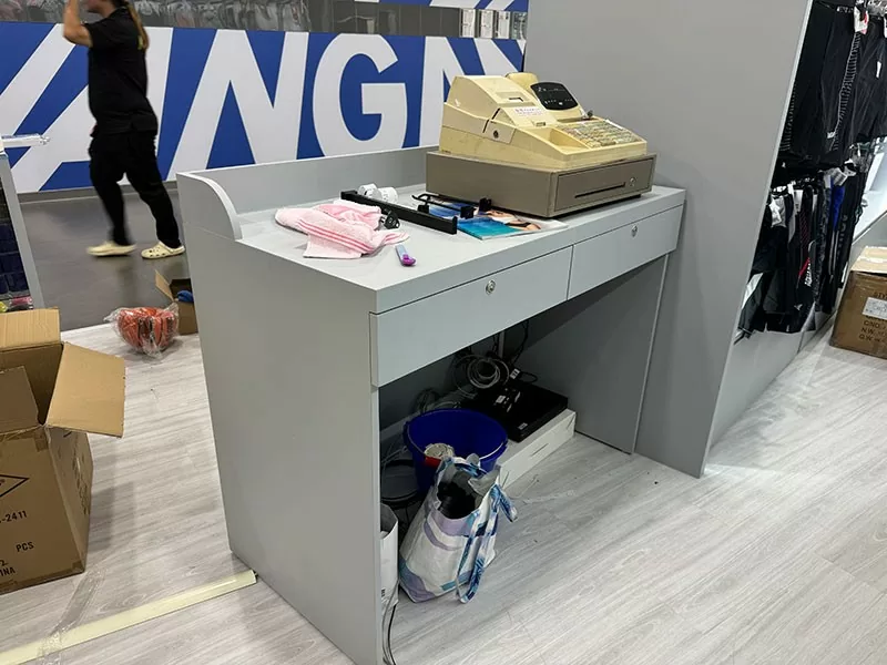 運動用品店面規劃 | 泳裝展示櫃訂製