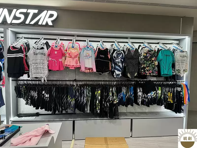 運動用品店面規劃 | 泳裝展示櫃訂製