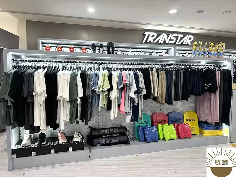 運動用品店面規劃 | 泳裝展示櫃訂製