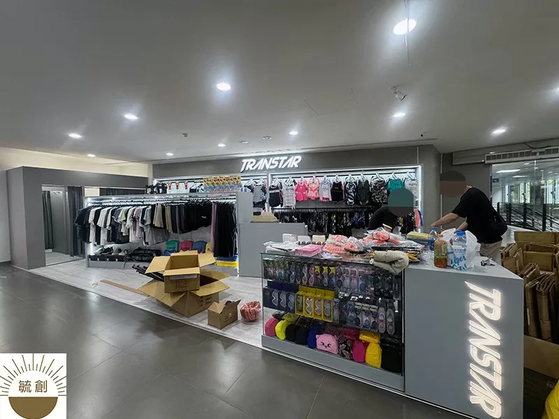 運動用品店面規劃 | 泳裝展示櫃訂製